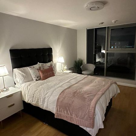 Modern City Centre Apartment In سويندون المظهر الخارجي الصورة