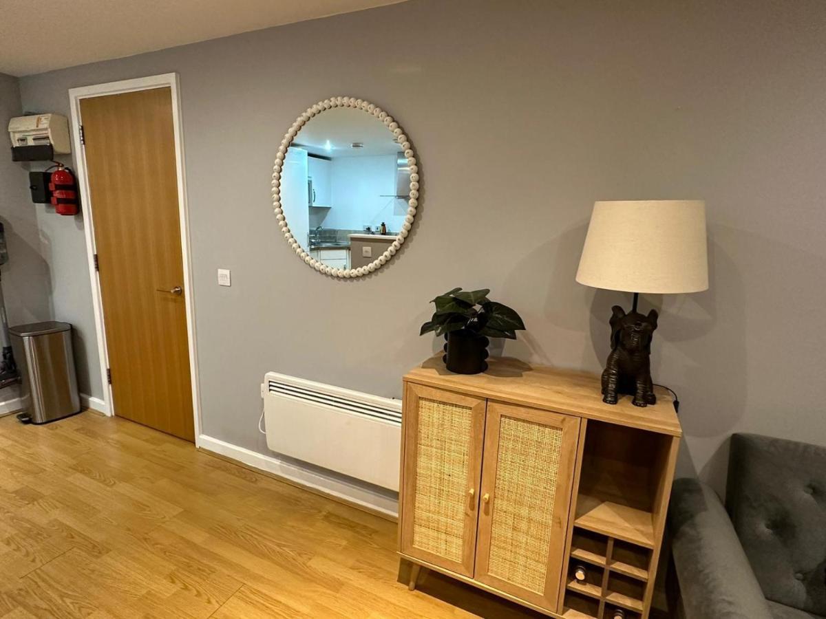 Modern City Centre Apartment In سويندون المظهر الخارجي الصورة