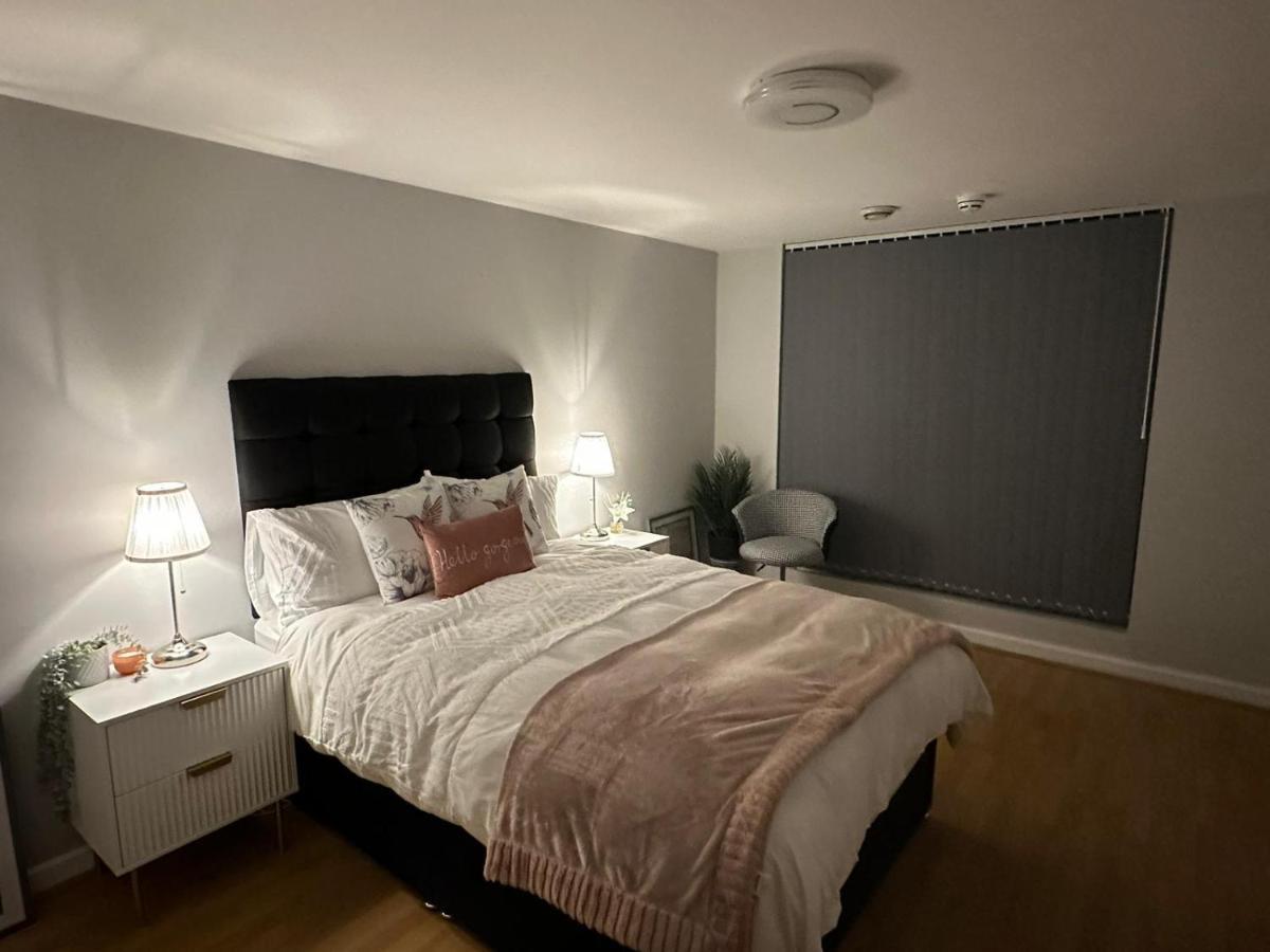 Modern City Centre Apartment In سويندون المظهر الخارجي الصورة