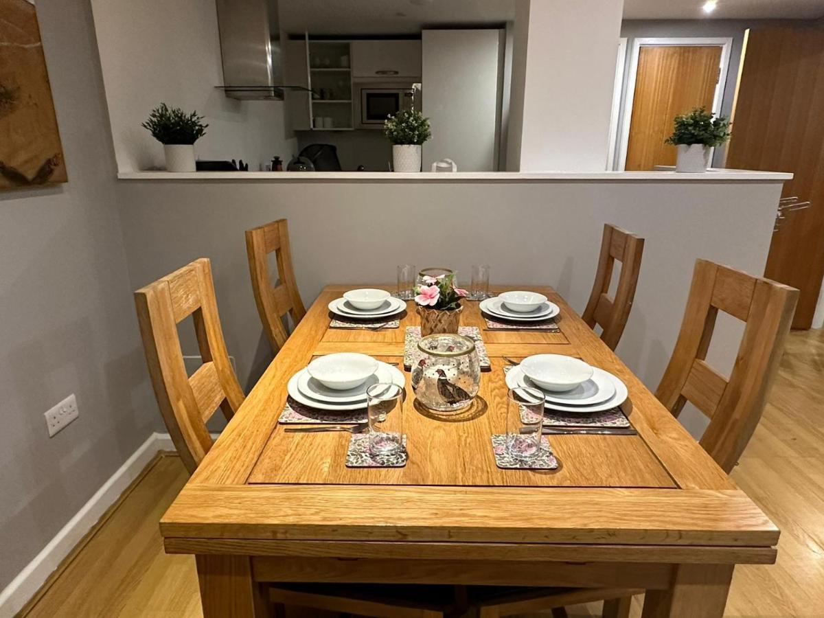 Modern City Centre Apartment In سويندون المظهر الخارجي الصورة