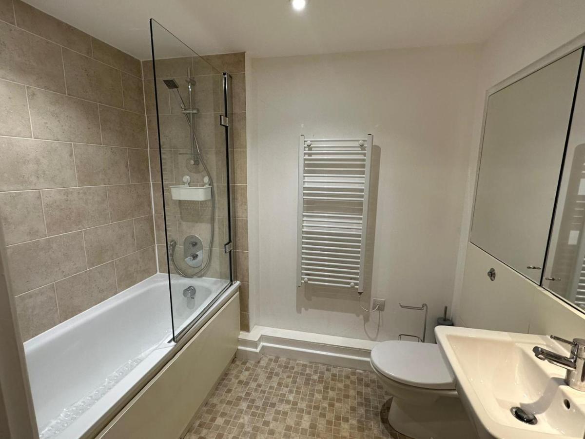 Modern City Centre Apartment In سويندون المظهر الخارجي الصورة