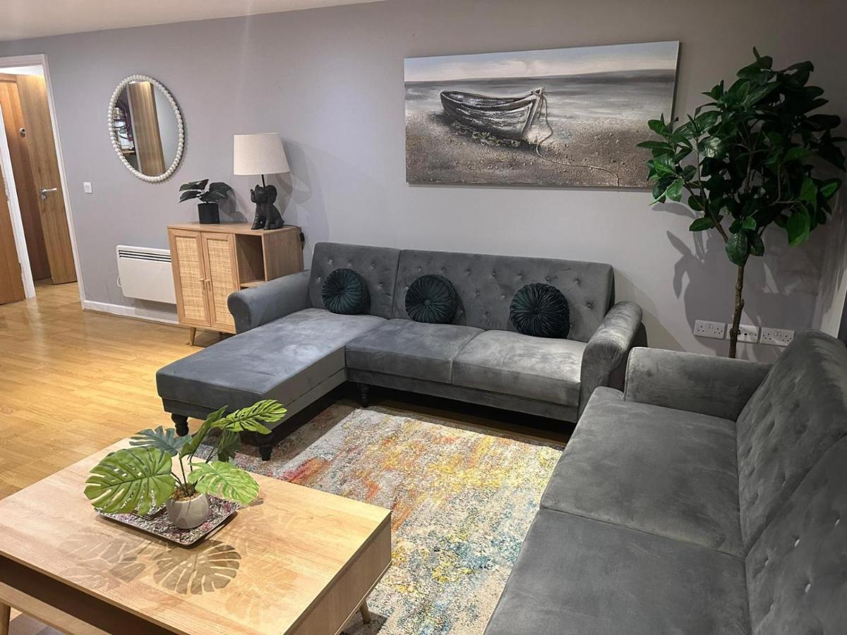 Modern City Centre Apartment In سويندون المظهر الخارجي الصورة