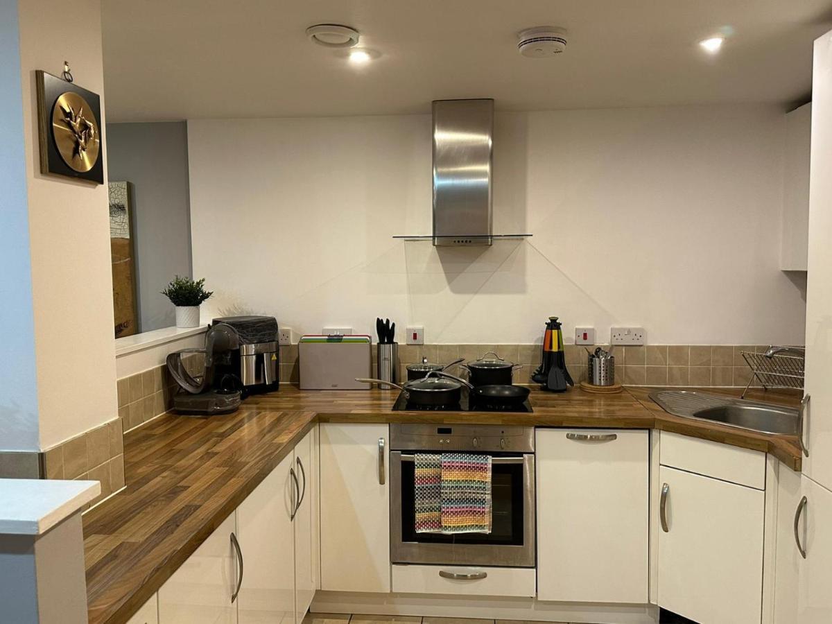 Modern City Centre Apartment In سويندون المظهر الخارجي الصورة