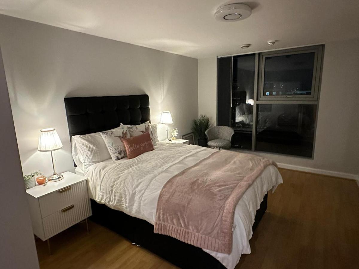 Modern City Centre Apartment In سويندون المظهر الخارجي الصورة