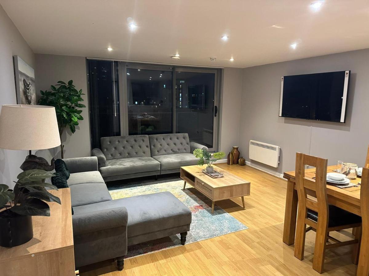 Modern City Centre Apartment In سويندون المظهر الخارجي الصورة