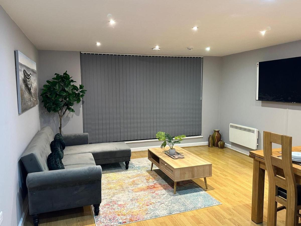 Modern City Centre Apartment In سويندون المظهر الخارجي الصورة